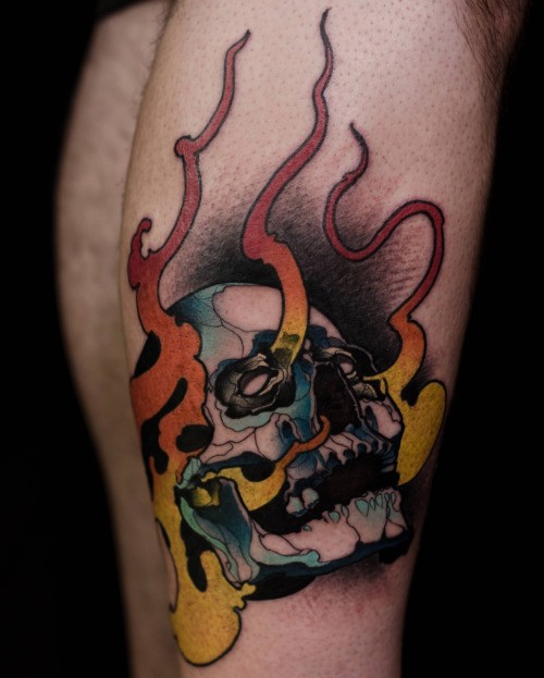 腿部彩色人类头骨与火焰纹身图案