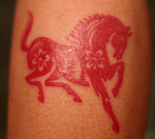 手臂彩色红马符号纹身图案