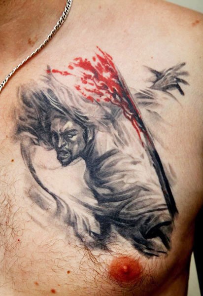 男性胸部灰色用剑的武士纹身图案
