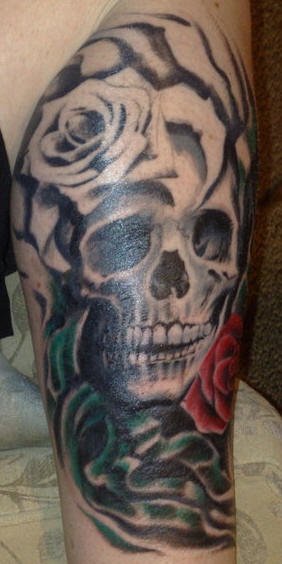 腿部黑灰骷髅头与玫瑰纹身图案