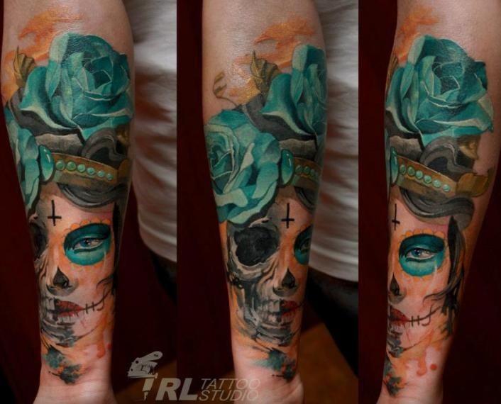 手臂插画风格的彩色墨西哥骷髅纹身