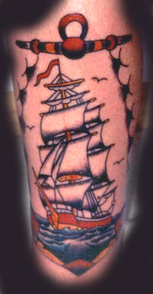 手臂彩色传统船纹身图案