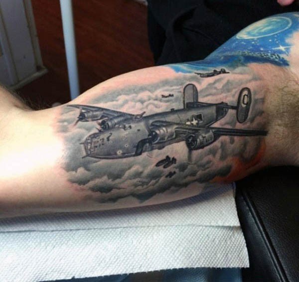 现实主义的彩色二战轰炸机纹身图片