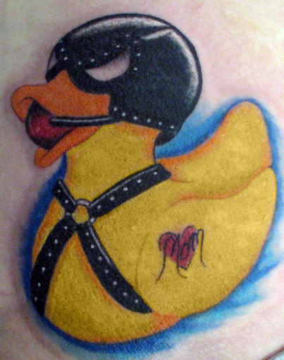 腹部彩色橡胶鸭子纹身图案