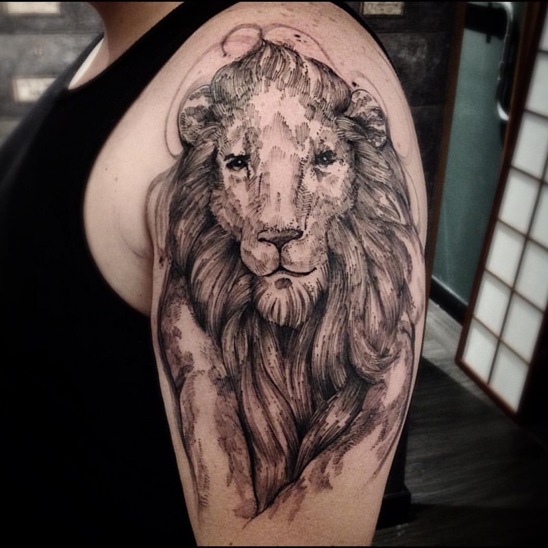 肩部石雕风格彩色狮子纹身图片