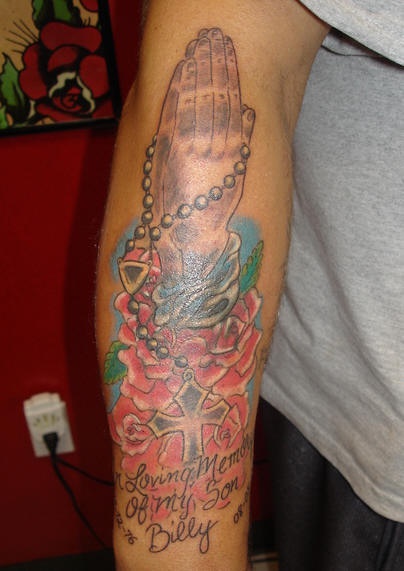 男性手臂彩色念珠祷告纹身图案