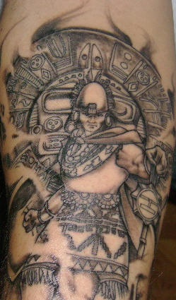 手臂黑灰现实的印加武士纹身图片
