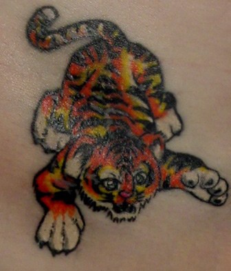 腰部彩色咆哮的老虎纹身图片