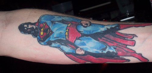 手臂彩色漫画超人纹身图案