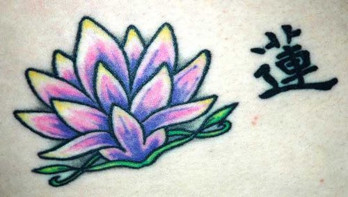 背部彩色莲花与汉字纹身图案