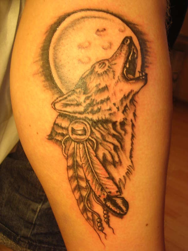 手臂棕色Wolf tattoo狼与月亮纹身