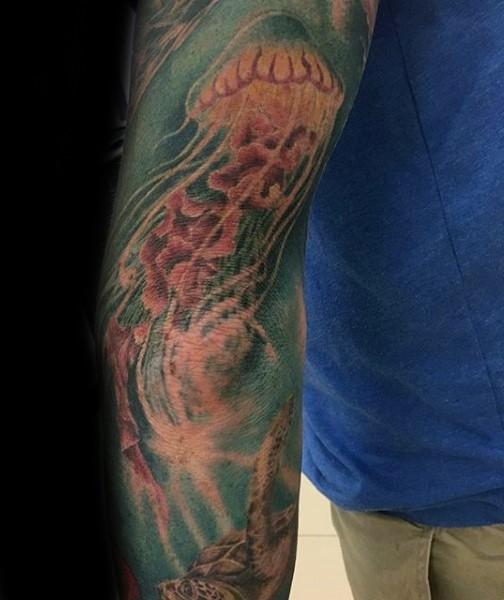 花臂彩色大水母与龟纹身图案