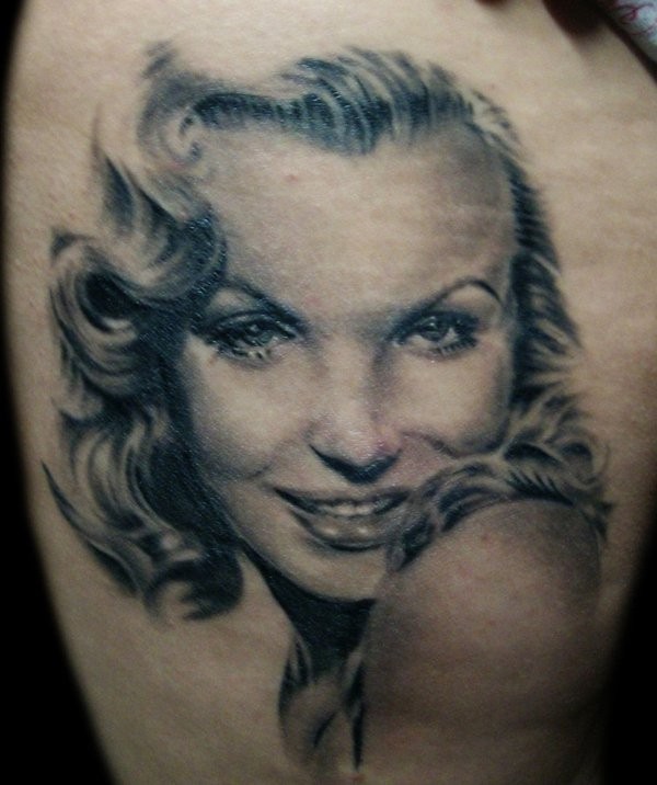 黑灰素描绘欧美诱人的女性肖像纹身