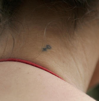 脖子上的简约符号纹身图案