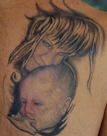 肩部灰色母亲和儿童肖像纹身图片