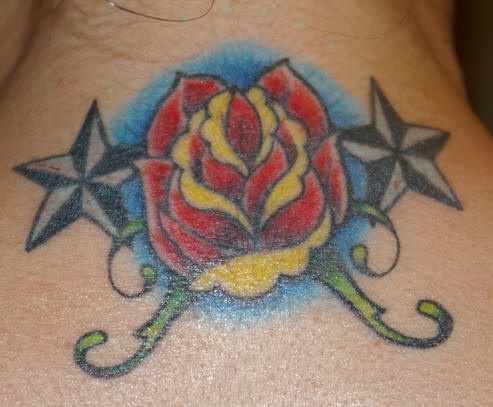 颈部彩色五芒星和红玫瑰纹身图案