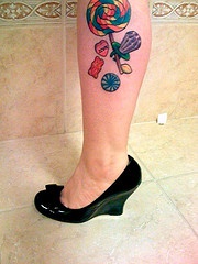 女性腿部彩色糖果纹身图案