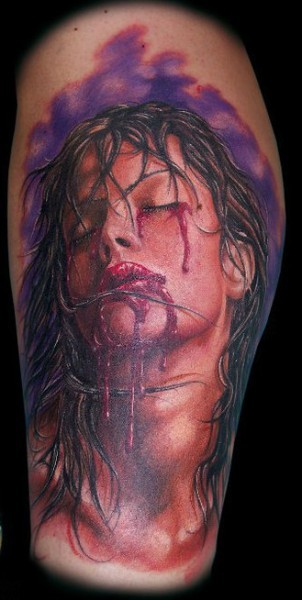 腿部令人毛骨悚然的血腥女人纹身图片
