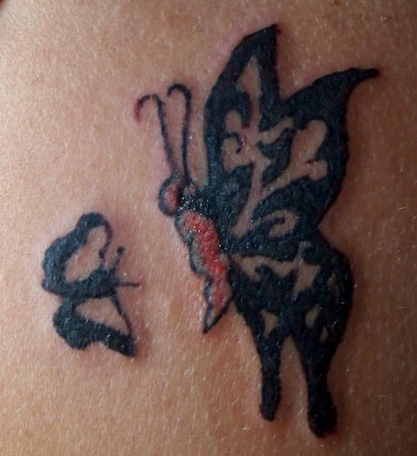 肩部彩色两只蝴蝶飞舞纹身图案