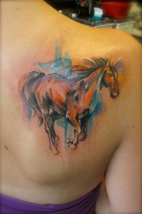 肩部好看的水彩马纹身图案