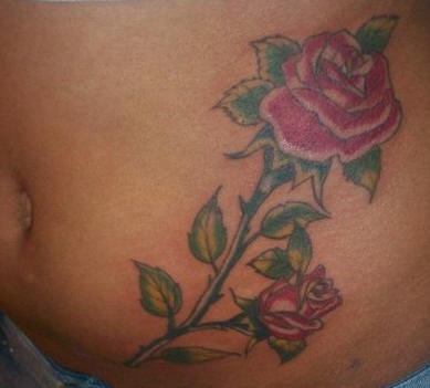 腹部彩色红玫瑰和芽纹身图案