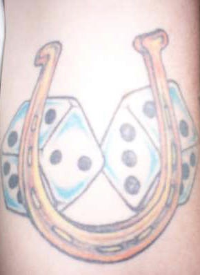 手臂彩色马蹄和骰子纹身图案