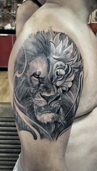 肩部灰色狮子头与莲花纹身图片