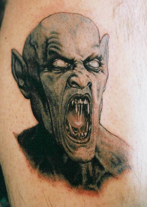 腿部毛骨悚然的吸血鬼怪物纹身