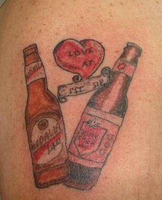 肩部彩色墨西哥啤酒瓶纹身图案