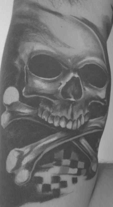 手臂黑灰逼真海盗骷髅纹身图片