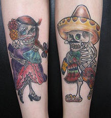 手臂彩色墨西哥夫妇糖骷髅纹身