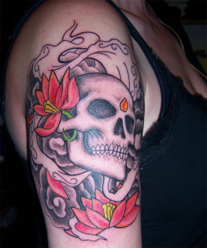 肩部灰色的头骨与红色的花纹身图案