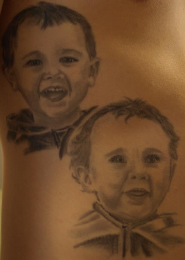 腰侧逼真的儿童肖像纹身图案
