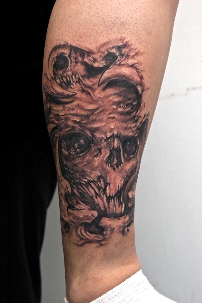 腿部棕色怪物骷髅纹身图案