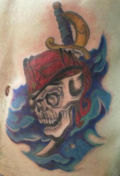 腹部彩色海盗骷髅与海纹身图案