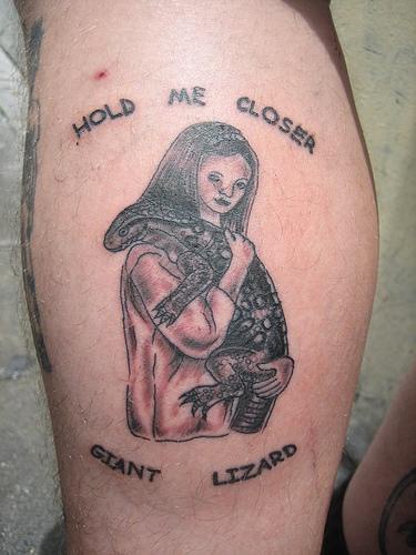 腿部棕色简约女孩抱蜥蜴纹身图案