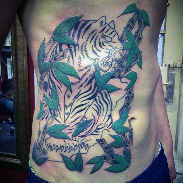 腰侧彩色丛林中老虎纹身图案