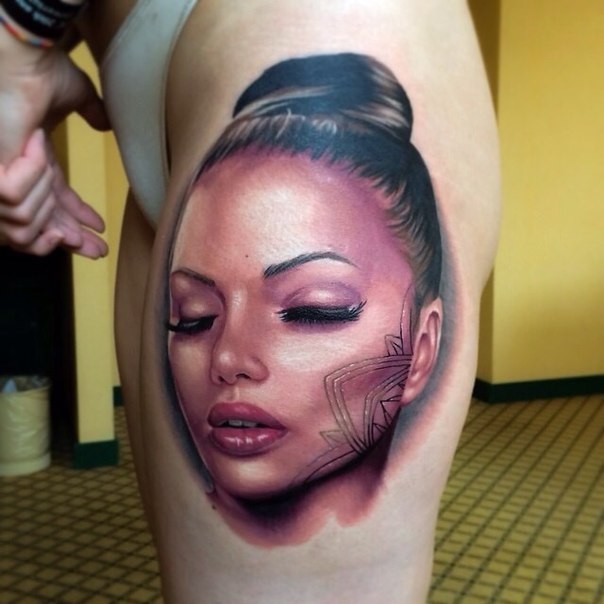 女性腿部彩色女人肖像纹身图案