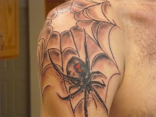 肩部黑灰蜘蛛和蜘蛛网纹身图案