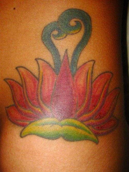 手臂彩色神圣莲花纹身图案