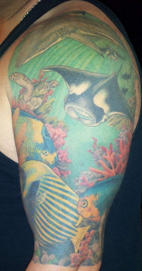 肩部彩色逼真的海底世界纹身图片