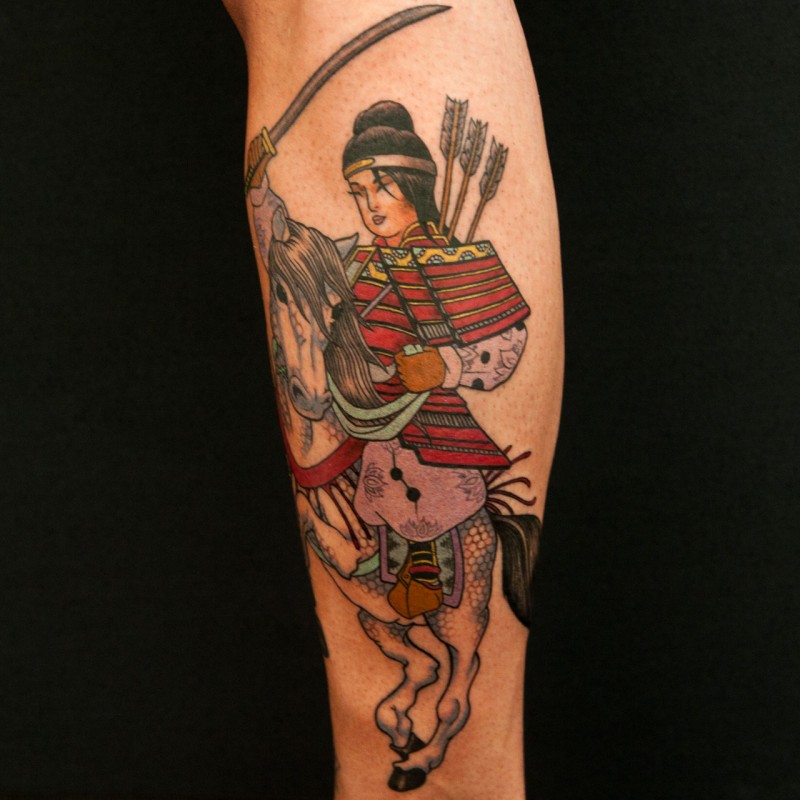 腿部彩色马背上的武士纹身图片