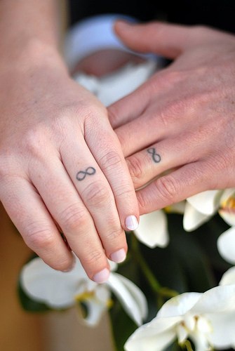 情侣黑色无限符号婚礼戒指纹身