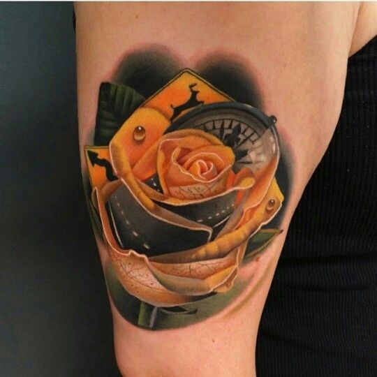 女性手臂彩色黄玫瑰纹身图案