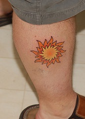 腿部彩色简约的太阳纹身图片