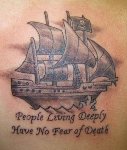肩部棕色有座右铭的海盗船纹身图案