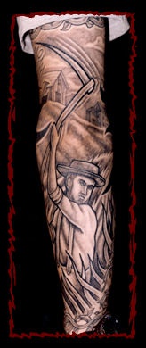 手臂棕色用镰刀的人纹身图案