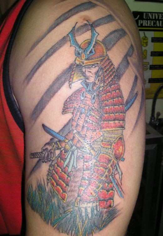 肩部彩色日本武士与剑纹身图片