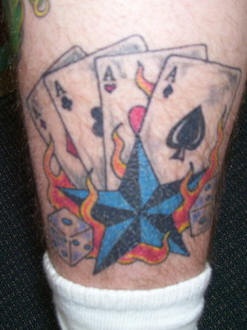 腿部彩色扑克牌和五角星纹身