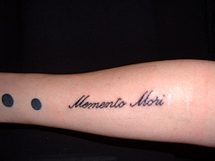 手臂Memento Mori字母纹身图片